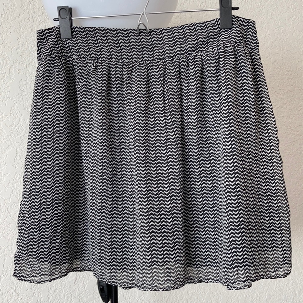 Black/white chevron mini skirt